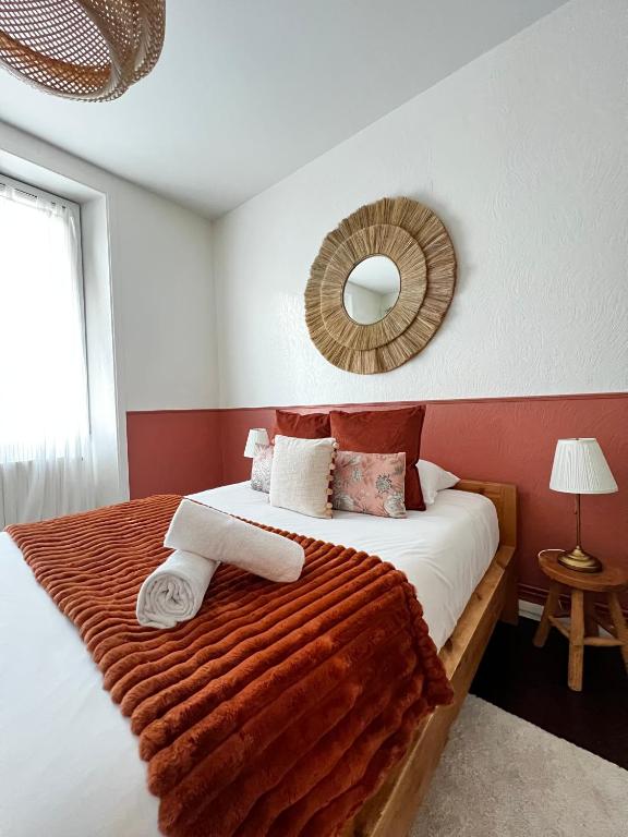 une chambre avec un grand lit et un miroir dans l'établissement Le Solférino, Rennes centre gare, à Rennes