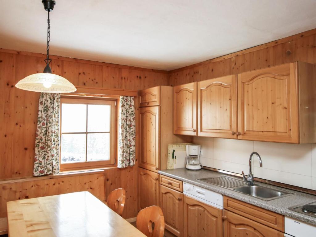 Kuchyň nebo kuchyňský kout v ubytování Chalet Kopphütte by Interhome
