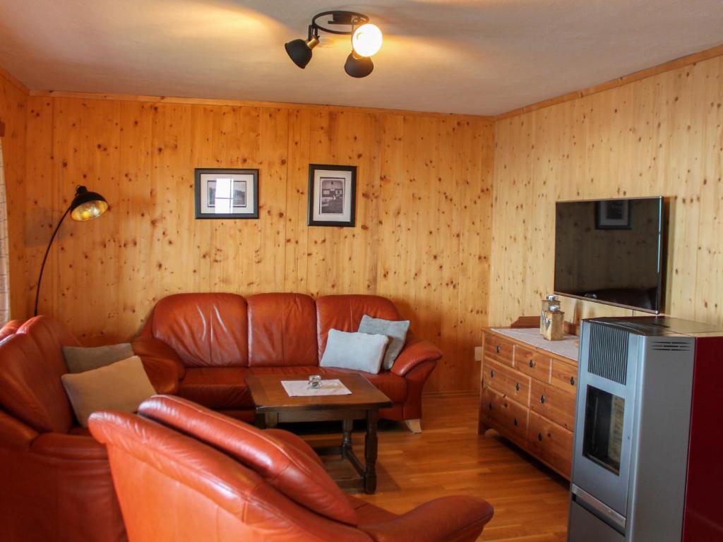TV a/nebo společenská místnost v ubytování Chalet Kopphütte by Interhome