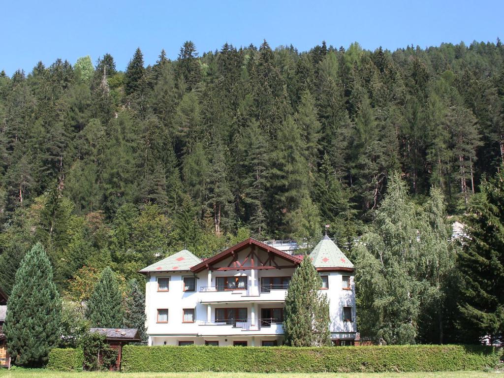 duży biały budynek przed górą w obiekcie Apartment Diana-3 by Interhome w mieście Pettneu am Arlberg