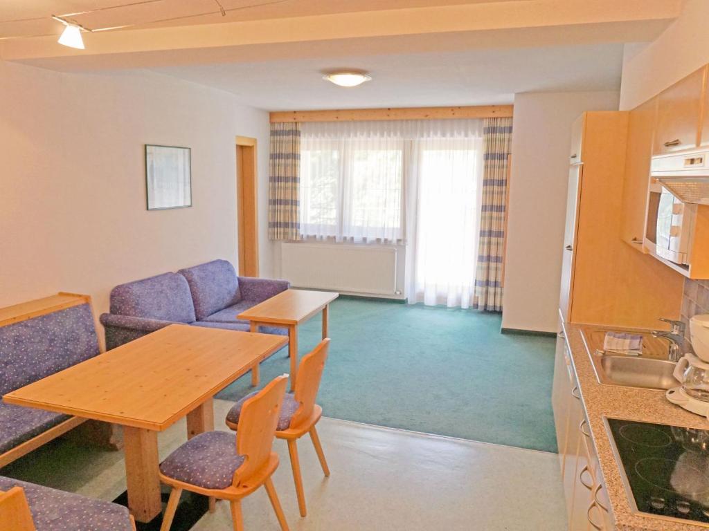 salon ze stołem i kanapą w obiekcie Apartment Diana-3 by Interhome w mieście Pettneu am Arlberg