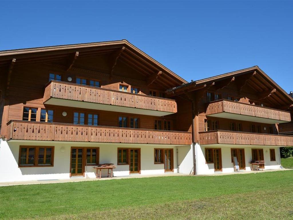 - un grand bâtiment avec des balcons sur le côté dans l'établissement Apartment Jacqueline 11 by Interhome, à Gstaad