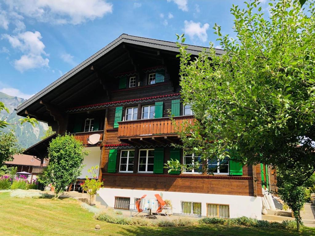Cette maison en bois est décorée dans des tons verts et blancs. dans l'établissement Apartment Träumli by Interhome, à Lenk im Simmental