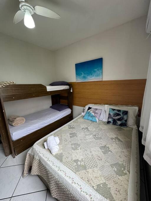 una camera con due letti a castello in una stanza di Apartamento 201 no Verolme ad Angra dos Reis