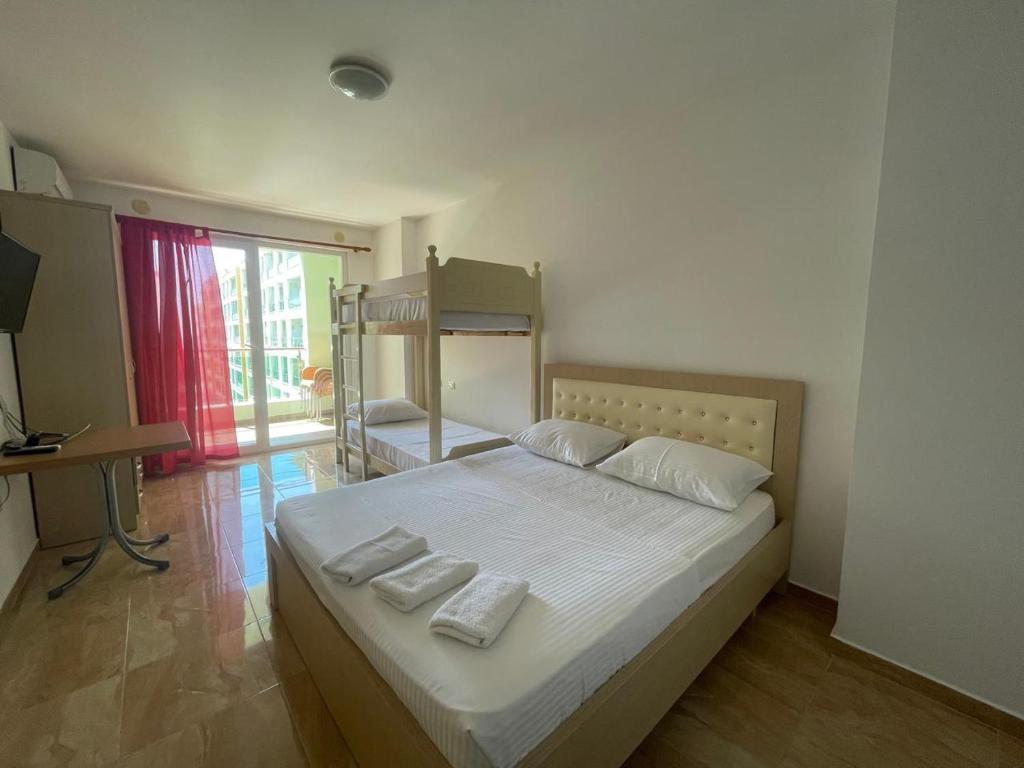 una camera da letto con un letto e due asciugamani di Low Cost Banesa Kosovare a Shëngjin