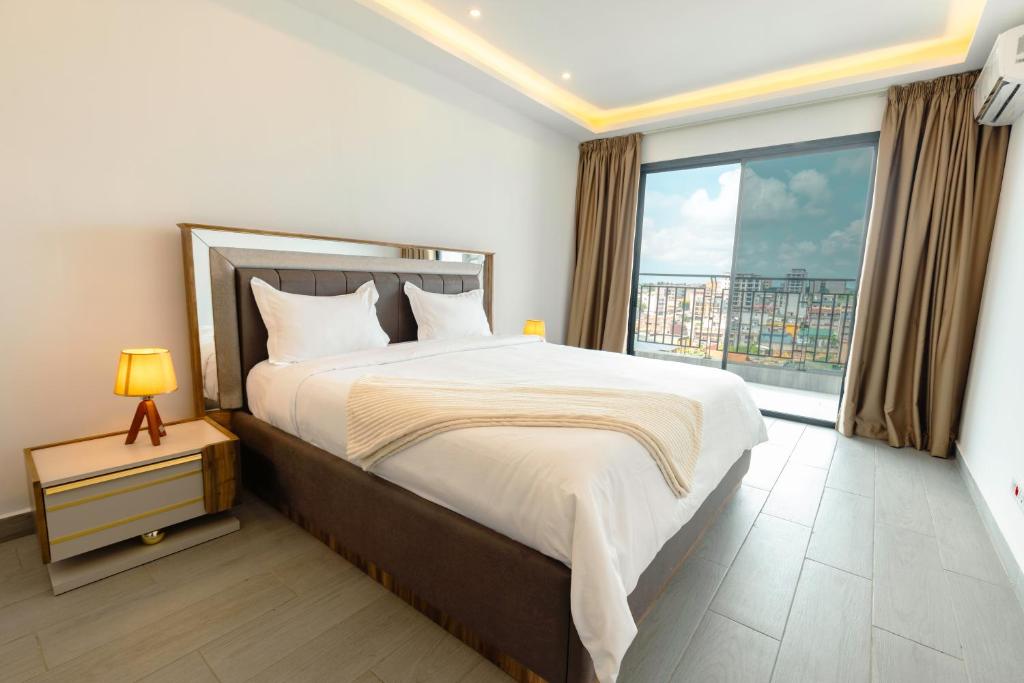 Rúm í herbergi á Lumina Suites