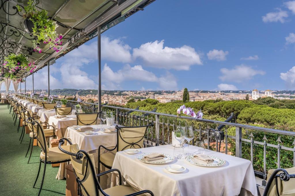 una fila de mesas en el balcón de un restaurante en Hotel Splendide Royal - The Leading Hotels of the World en Roma