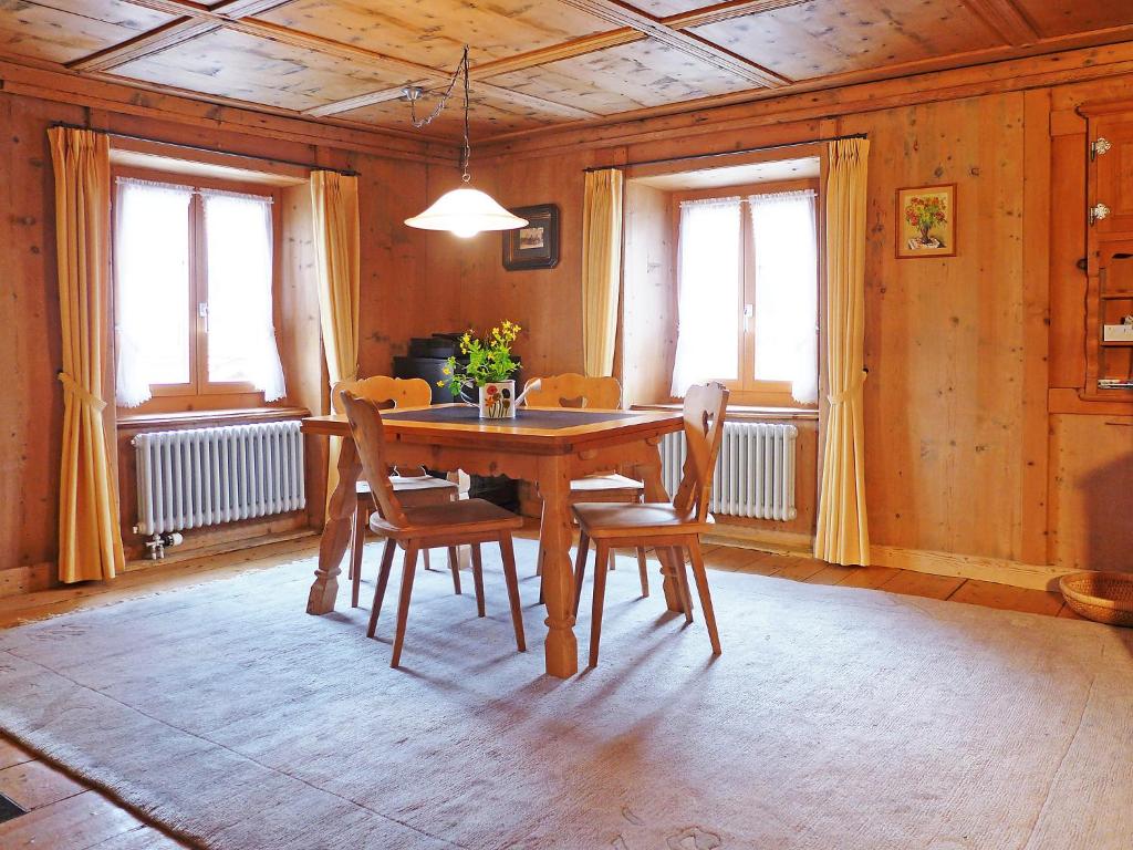 una sala da pranzo con tavolo e sedie in legno di Holiday Home Ferienhaus Döss by Interhome a Müstair
