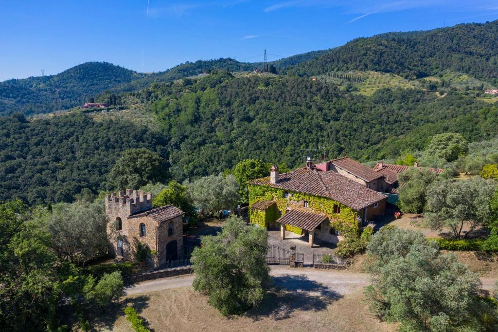 z góry widok na dom na wzgórzach w obiekcie Relais Colline San Biagio w mieście Carmignano