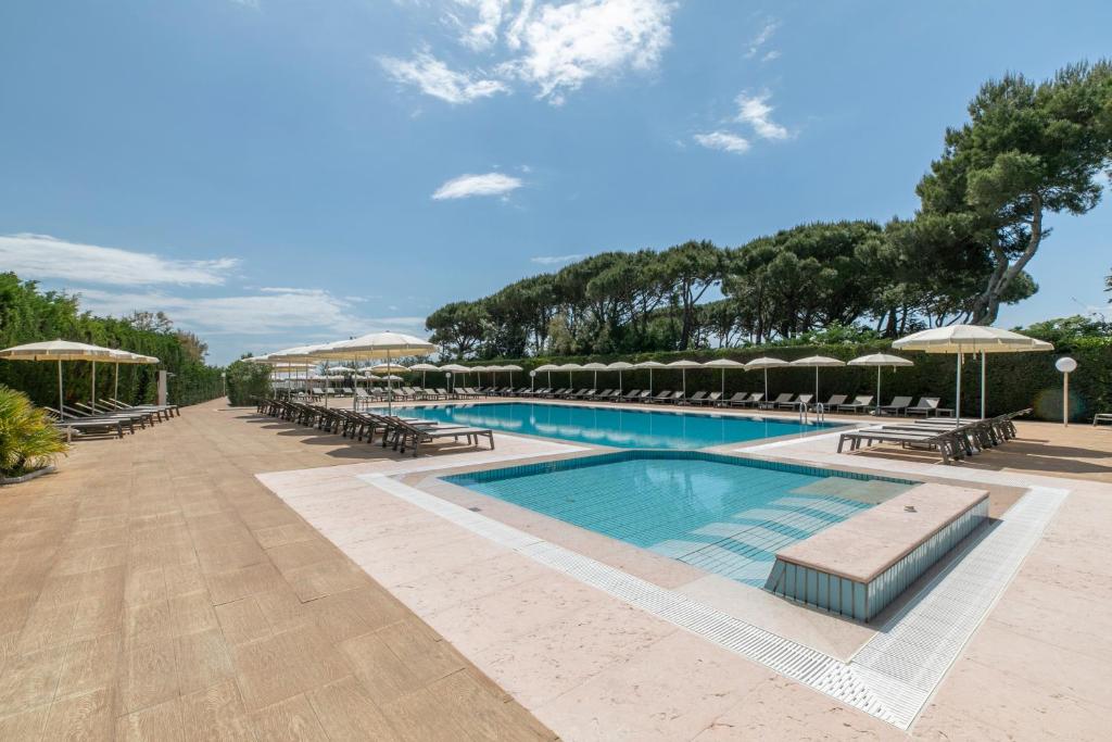 Bazén v ubytování Hotel Gallia & Resort nebo v jeho okolí