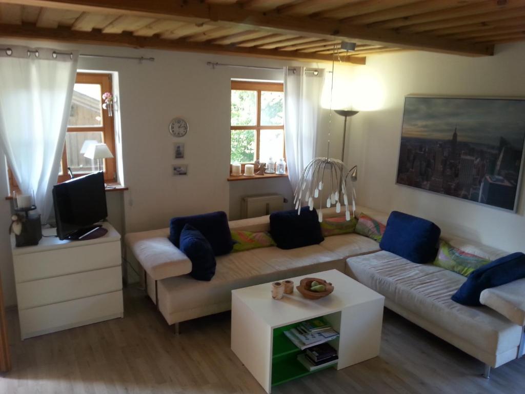 een woonkamer met een bank en een tv bij Appartement Waldeck Perle in Hauzenberg