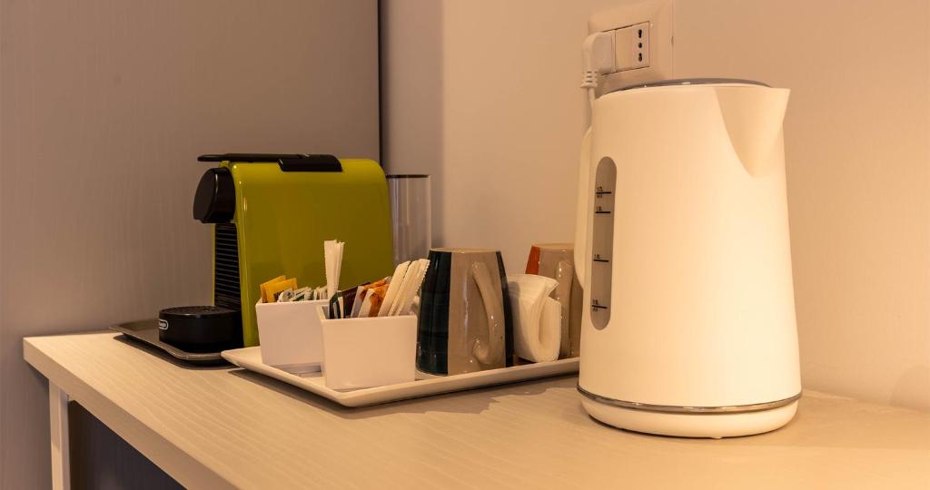 Příslušenství pro přípravu čaje a kávy v ubytování Firrao Rooms Matera