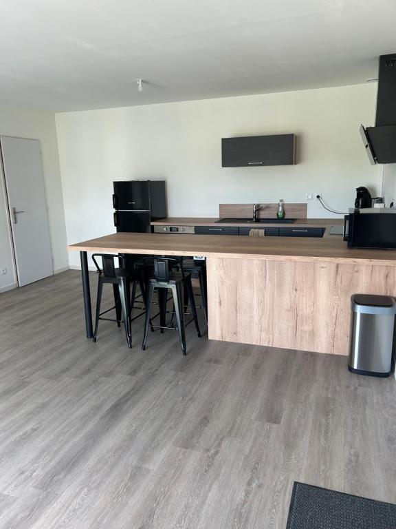 una stanza vuota con un tavolo e alcune sedie di Maisons 50m2 a Marray
