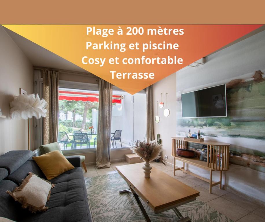 un salon avec un canapé et une table dans l'établissement Paradis du soleil * Terrasse * Plage à 5 min *, à La Grande Motte