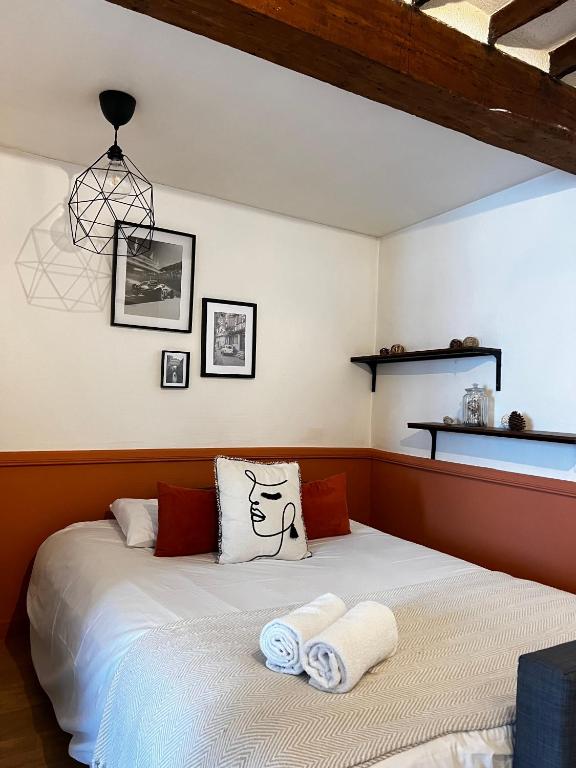 - une chambre avec 2 lits et des serviettes dans l'établissement Le Chalotais, Hyper centre de Rennes, à Rennes