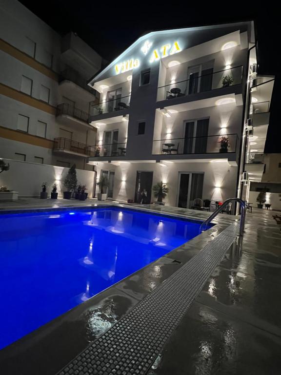 Bazén v ubytování Hotel Villa ATA nebo v jeho okolí