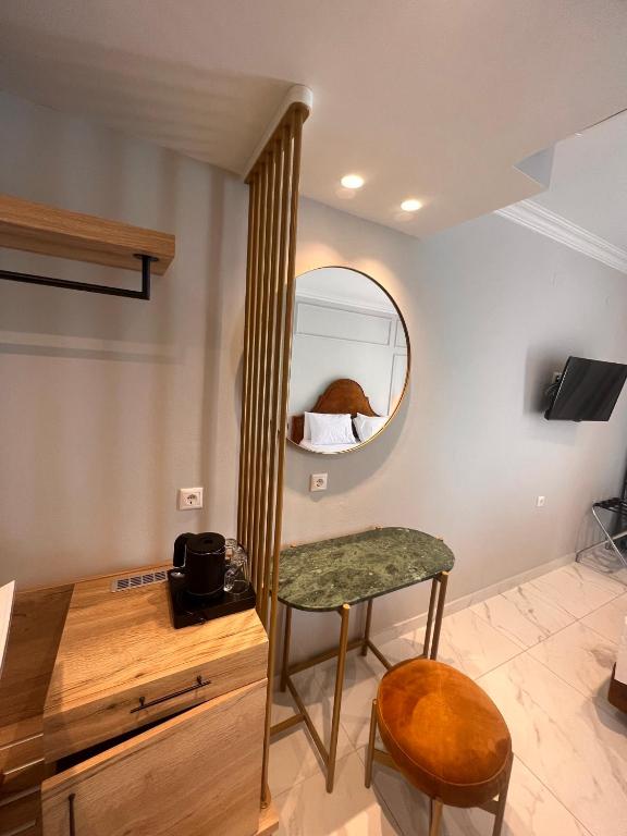 TV a/nebo společenská místnost v ubytování Eva Beach Hotel Lefkada