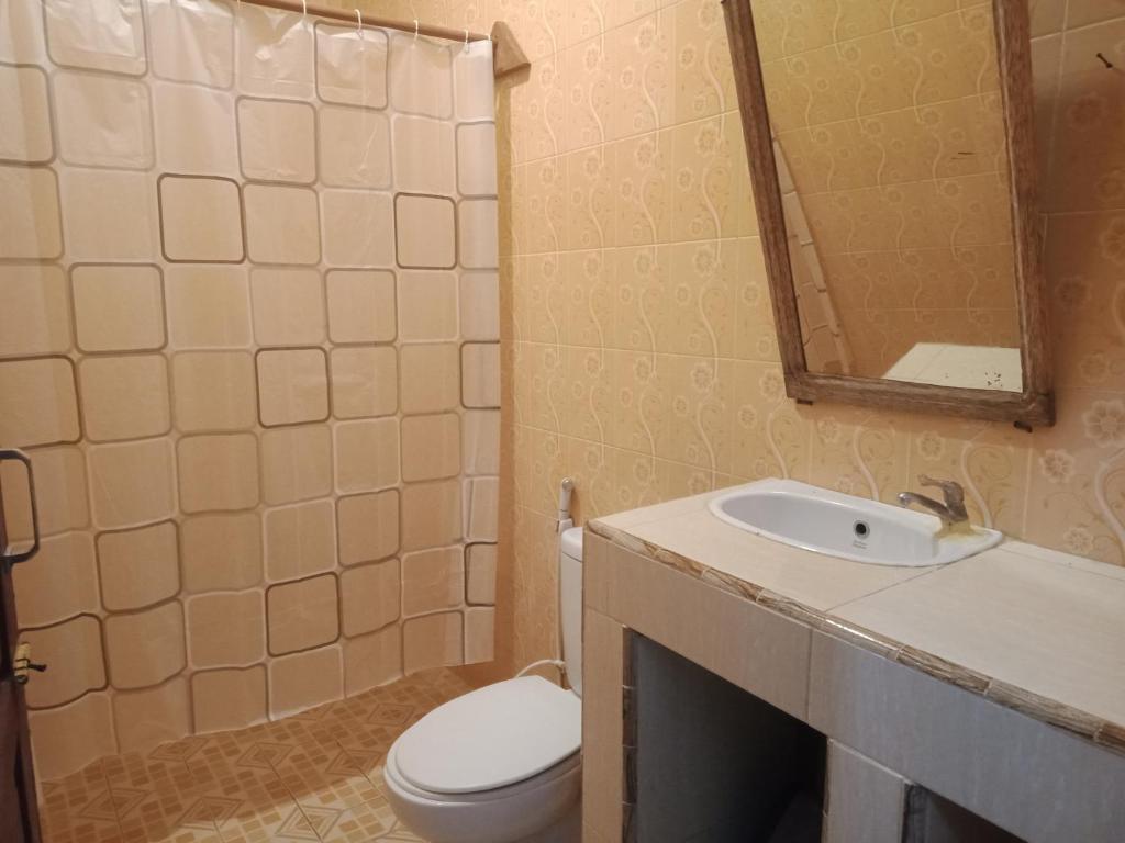 Koupelna v ubytování Harus Damai Inn
