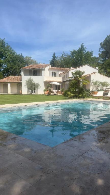 une piscine devant une maison dans l'établissement Belle Villa climatisée calme dans un domaine privé, à Peynier