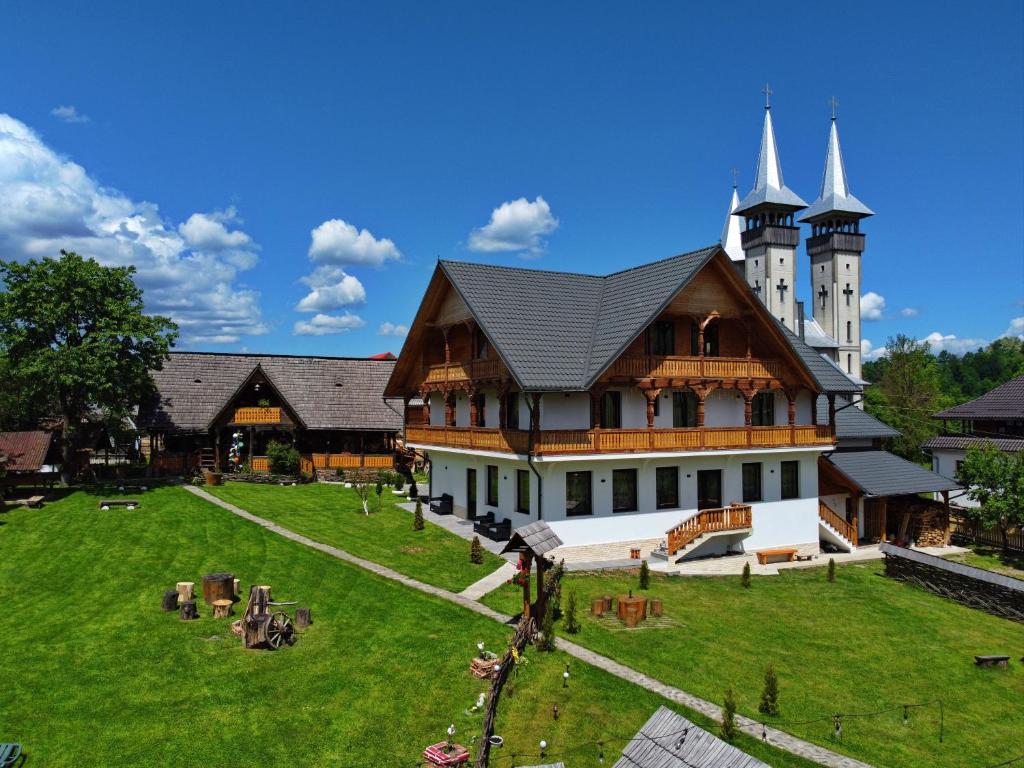 un gran edificio con un castillo en el fondo en Pensiunea Maramu, en Breb