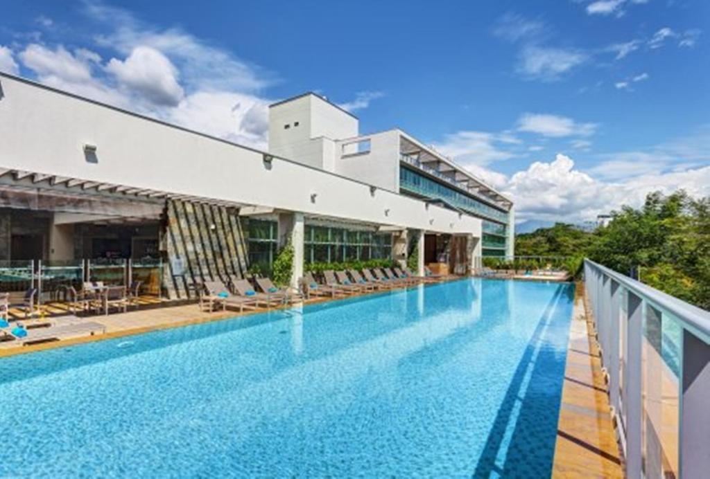 una piscina en el balcón de un edificio en Estelar Villavicencio Hotel & Centro De Convenciones, en Villavicencio
