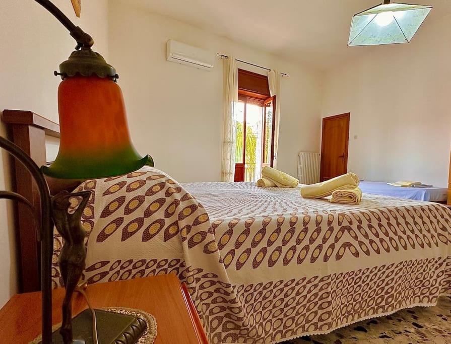 una camera con un letto e una lampada su un tavolo di L'oasi di pace a Montemesola