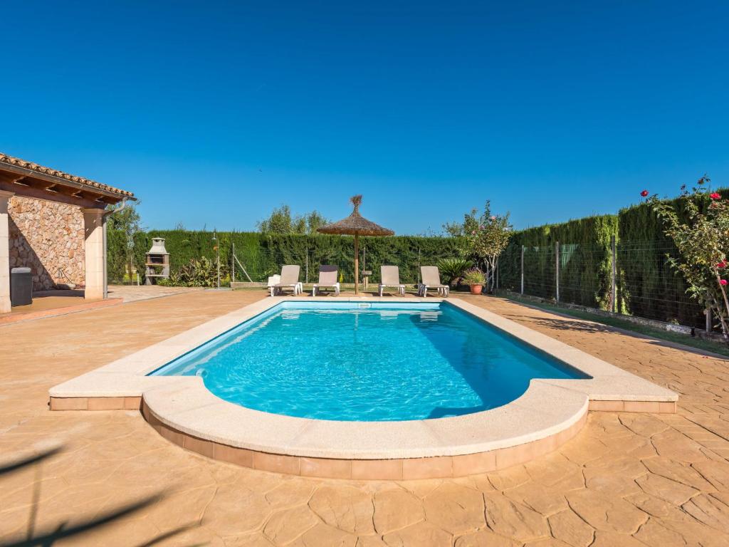- une piscine dans une arrière-cour entourée de chaises dans l'établissement Villa Solivelles petit by Interhome, à Sencelles