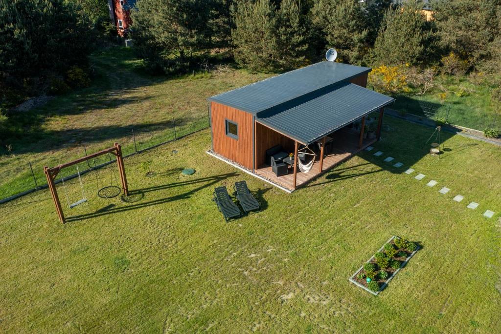 an overhead view of a small house in a field at WestfalowaChatka domek z jacuzzi in Sasino