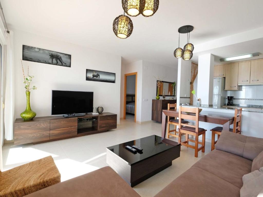 Televízia a/alebo spoločenská miestnosť v ubytovaní Apartment Ona de Mar by Interhome