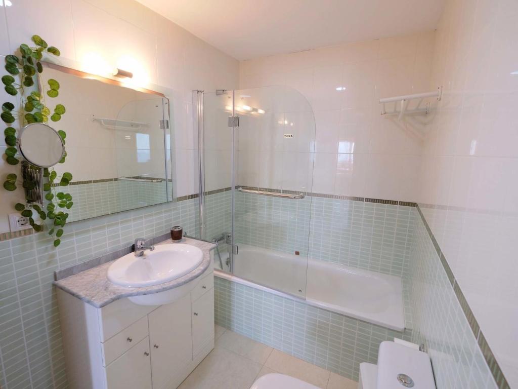 Kúpeľňa v ubytovaní Apartment Ona de Mar by Interhome
