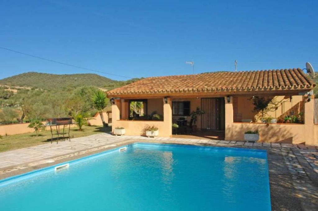 Villa con piscina frente a una casa en Finca Son Cladera Petit, en Son Macià