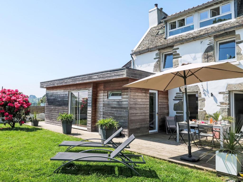 une terrasse avec des chaises longues et un parasol dans l'établissement Holiday Home Ty Louen by Interhome, à Locquirec