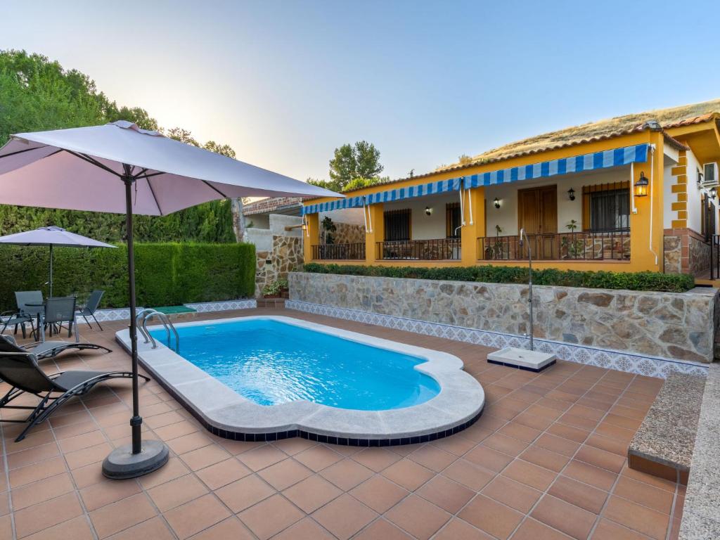 巴亞納的住宿－Holiday Home Villa San Vicente by Interhome，一座带游泳池和遮阳伞的别墅