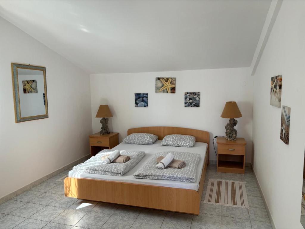 Ένα ή περισσότερα κρεβάτια σε δωμάτιο στο Apartment Galeb Komarna