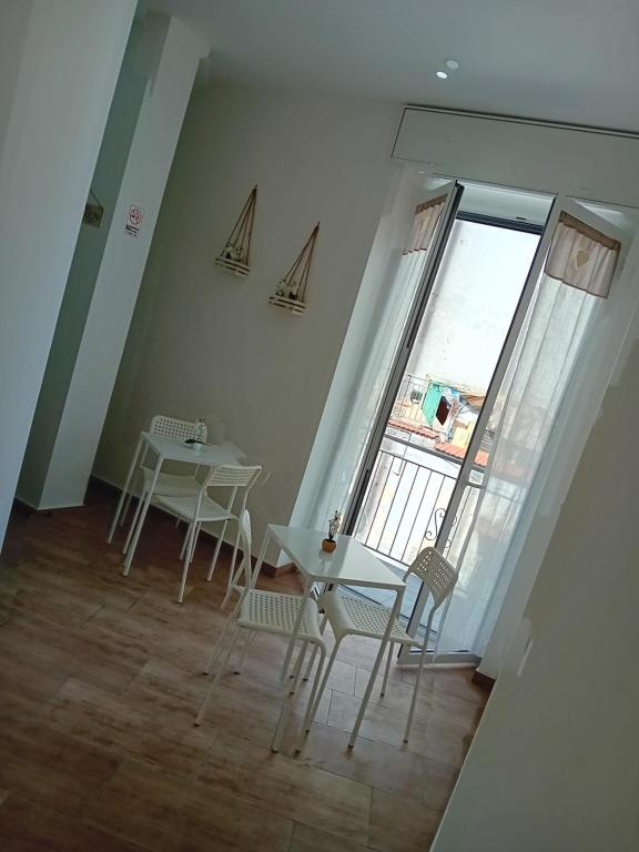 a room with a table and chairs and a window at Vama House in Naples