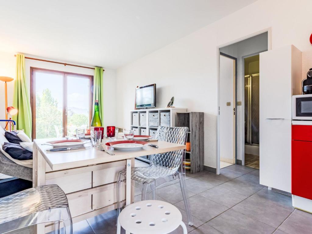 une cuisine avec une table et des chaises dans une pièce dans l'établissement Apartment La Cour du Moulin-3 by Interhome, à Houlgate