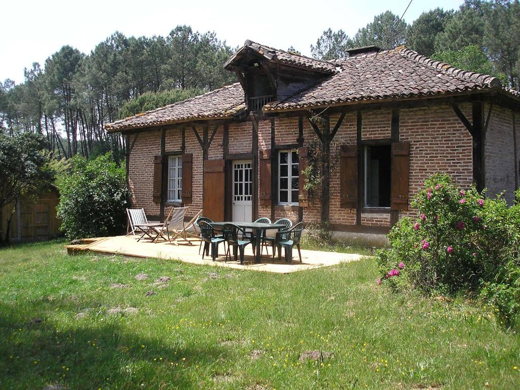 une maison avec une table et des chaises devant dans l'établissement Holiday Home Hollebarde by Interhome, à Léon