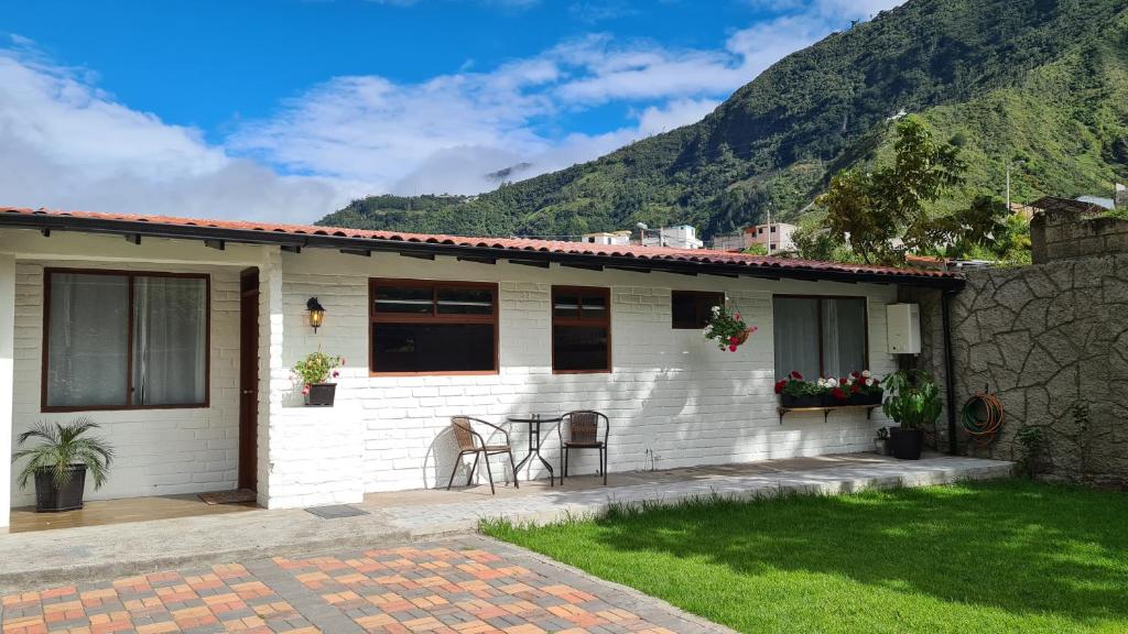 Cảnh núi rừng hoặc tầm nhìn ra núi từ căn hộ