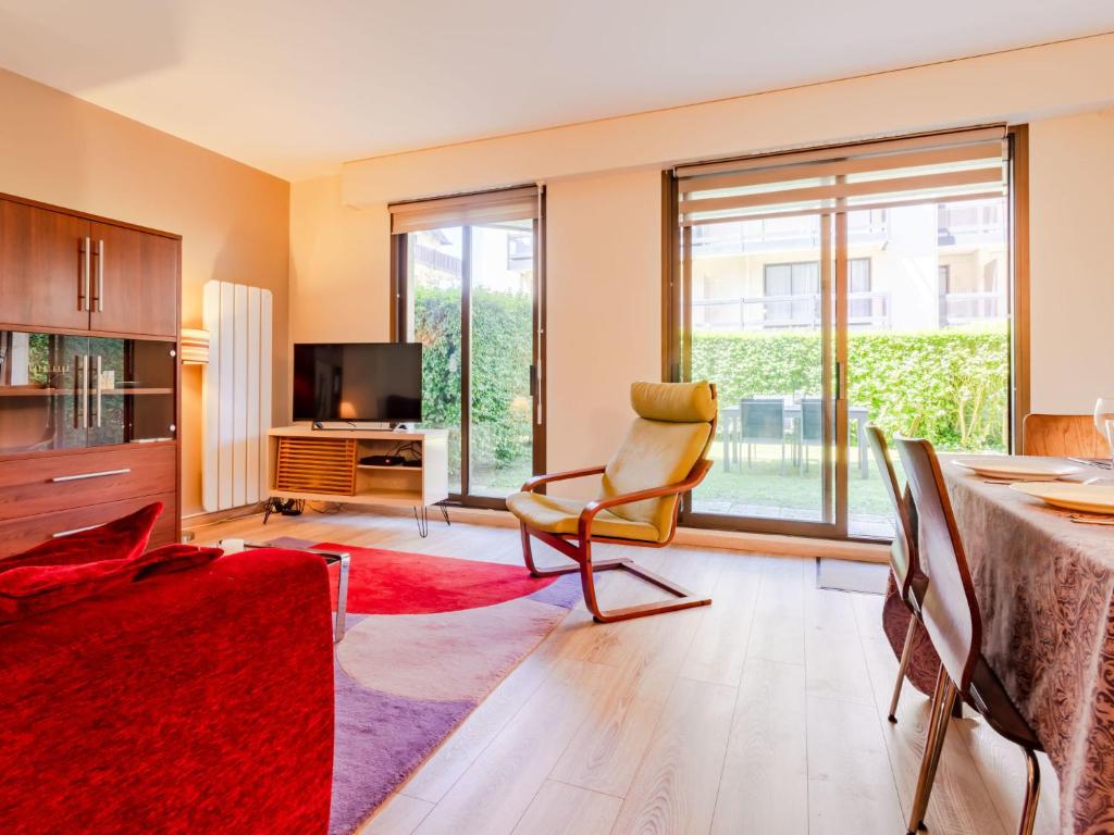 un salon avec une table et une chaise dans l'établissement Apartment La Commanderie by Interhome, à Deauville