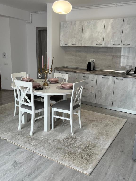 a white table and chairs in a kitchen at Apartament Anais in Alba Iulia