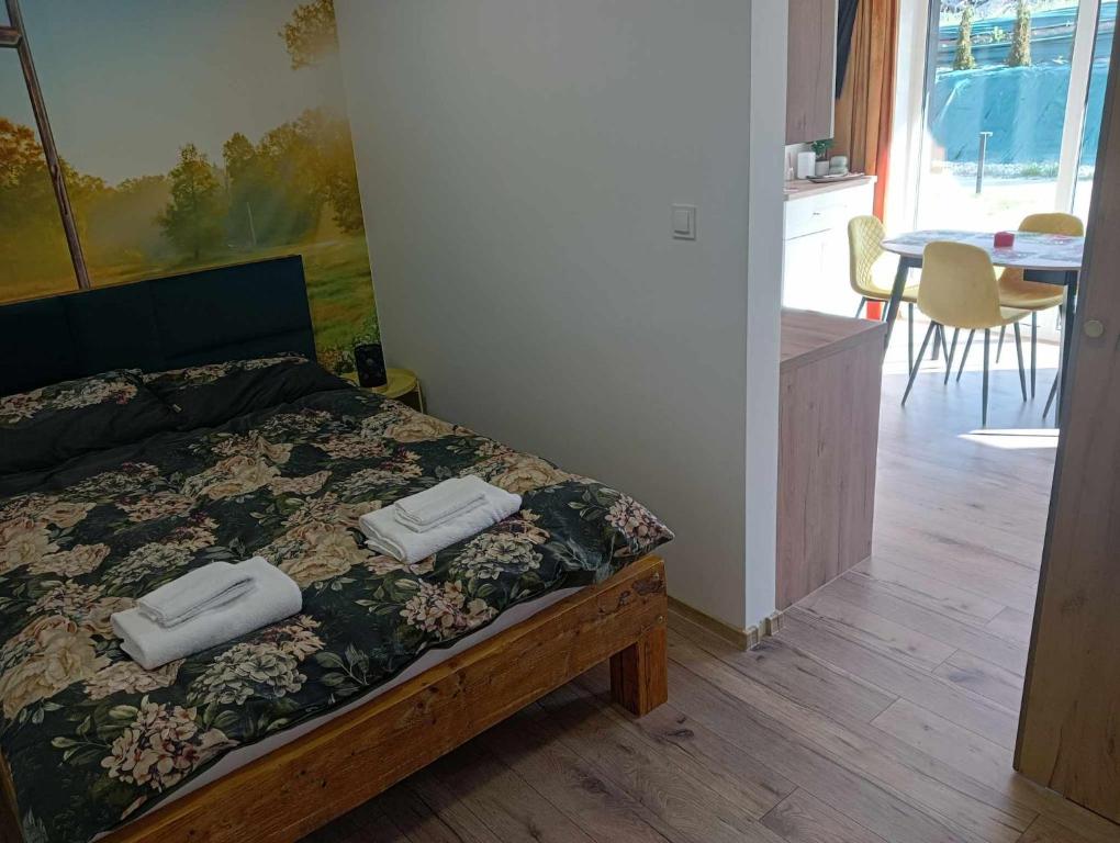 um quarto com uma cama com duas toalhas em Apartament ZłotogórSKI Lądek-Zdrój em Lądek-Zdrój