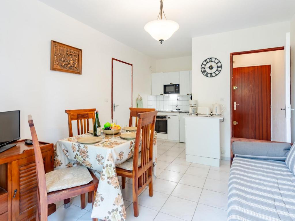 une cuisine et une salle à manger avec une table et des chaises dans l'établissement Apartment Le Sporting-16 by Interhome, à Cabourg