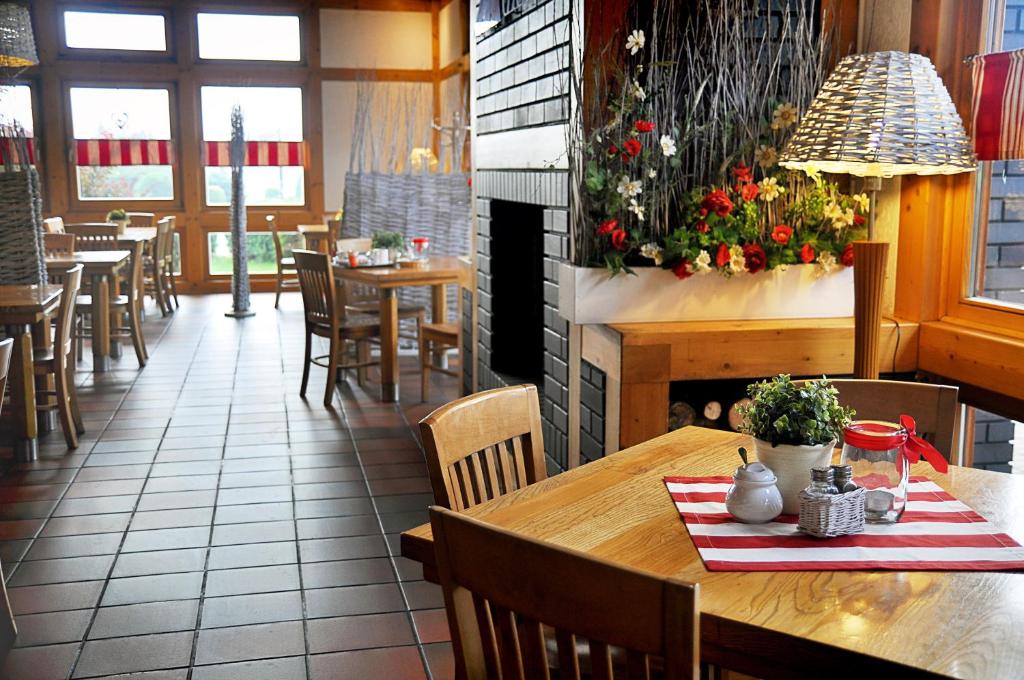 Reštaurácia alebo iné gastronomické zariadenie v ubytovaní Ahotel