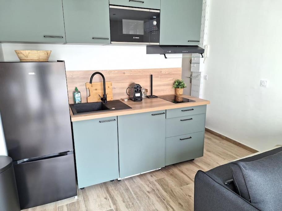 une cuisine avec un évier et un réfrigérateur dans l'établissement Studio rénové avec terrasse 40 m 2, à Palavas-les-Flots