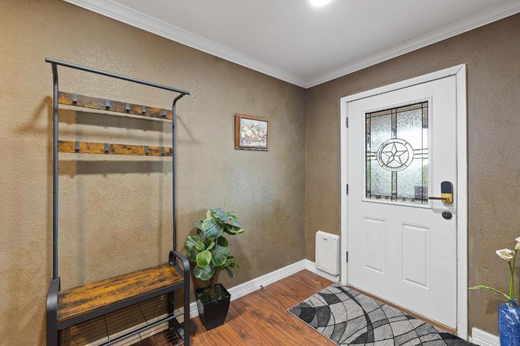 a room with a door and a plant and a window at Entire 2br 2ba hilltop view home Sleeps 8 pets 4 acres Jacuzzi Central AC Kingbeds Free Wifi-Parking Kitchen WasherDryer Starry Terrace Two Sunset Dining Patios Grill Stovetop Oven Fridge OnsiteWoodedHiking Wildlife CoveredPatio4pets & Birds Singing! in Marble Falls