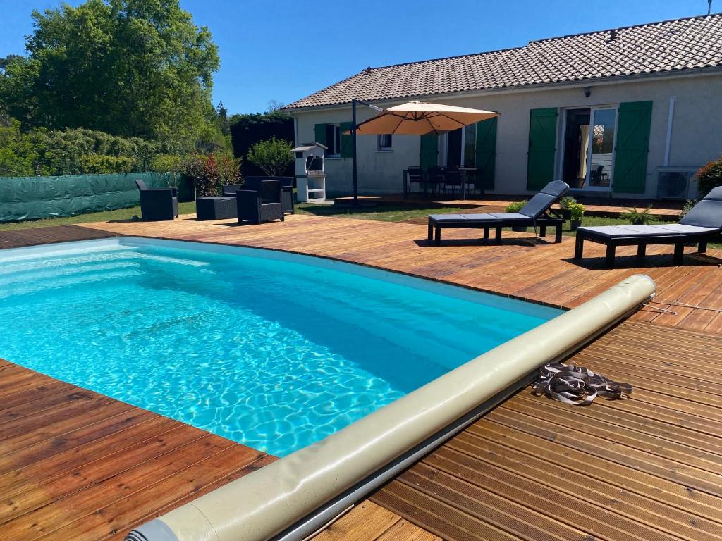 - une piscine au-dessus d'une terrasse en bois dans l'établissement Maison spacieuse avec piscine, à Hinx