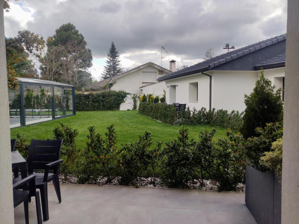 - Vistas al patio desde una casa en RINCONES DE RIAZA Solo adultos, en Riaza