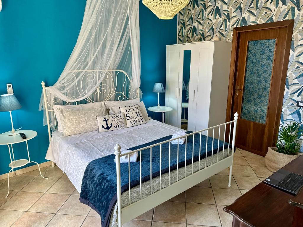 ein Schlafzimmer mit einem Bett mit einem weißen Baldachin in der Unterkunft Case Vanella Grande aspra bagheria in Bagheria