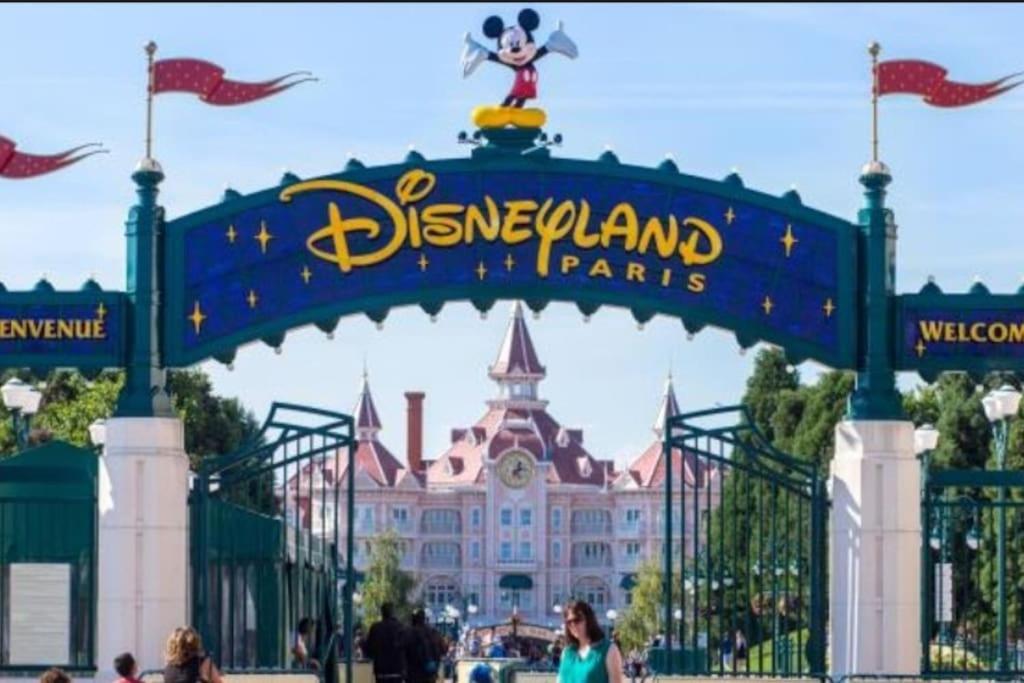 ラ・フェルテ・スー・ジュアールにあるCharmant studio coup de cœur Disneyの建物の前のディズニーランドパークの看板