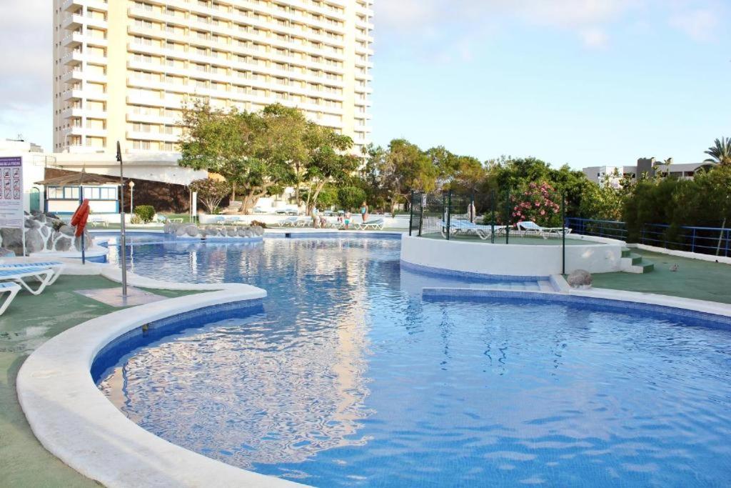 una gran piscina de agua azul en una ciudad en PARAISO DREAMS, en Playa Paraiso